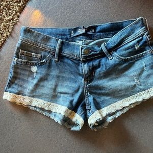 Hollister, distressed jean shorts with lace trim, new without tags size 3
